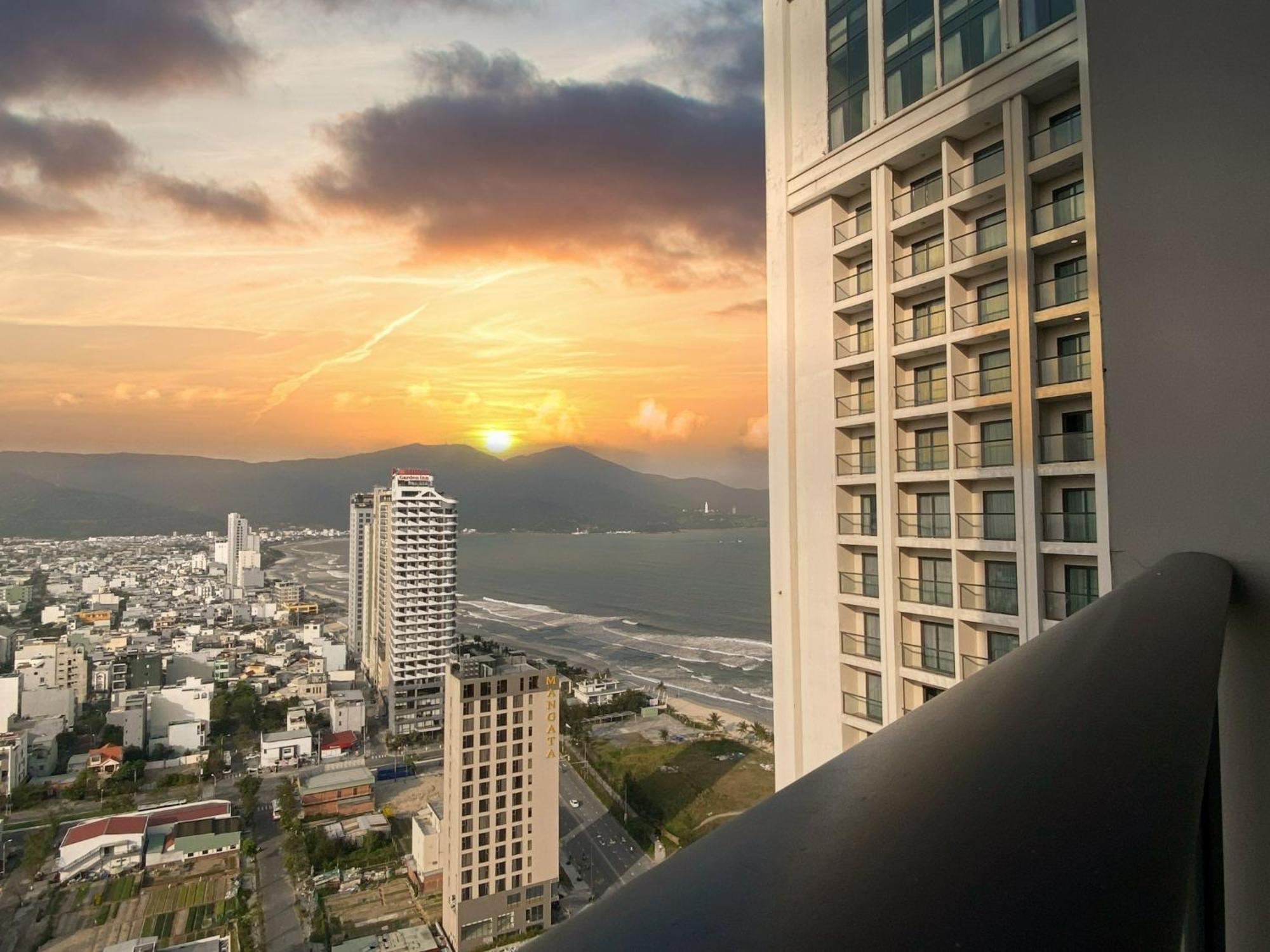 Luxury Apartment - Rooftop Swimming Pool - Beach Front - Hinata Apartment ダナン市 エクステリア 写真